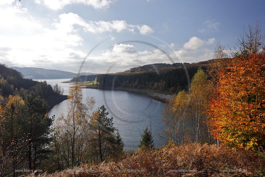 Grosse Dhuenn Tasperre Blick auf die Talsperrenlandschaft in Herbststimmung mit Kumuluswolken; Barrage Grosse Dhuenn in impressive autumn landscape with cumulus clouds