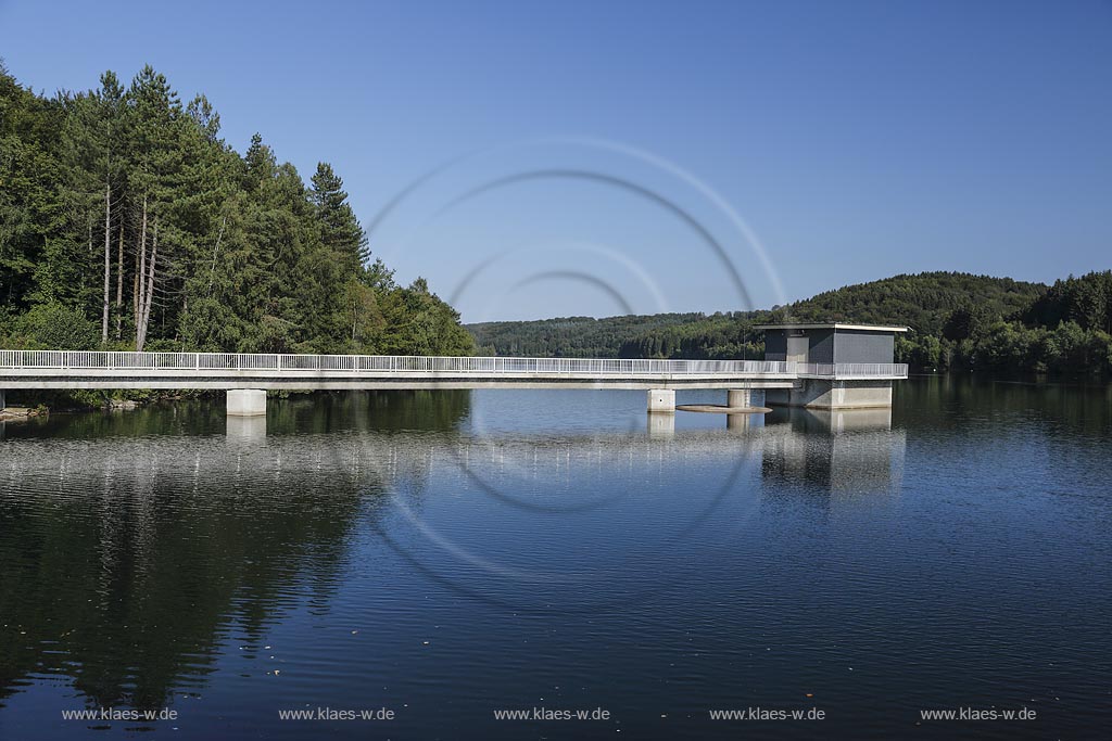 Grosse Dhuenntalsperre, Entnahmeturm in der Vorsperre; barrage Grosse Dhuenntalsperre, intake tower inside the upstream temporary dam.