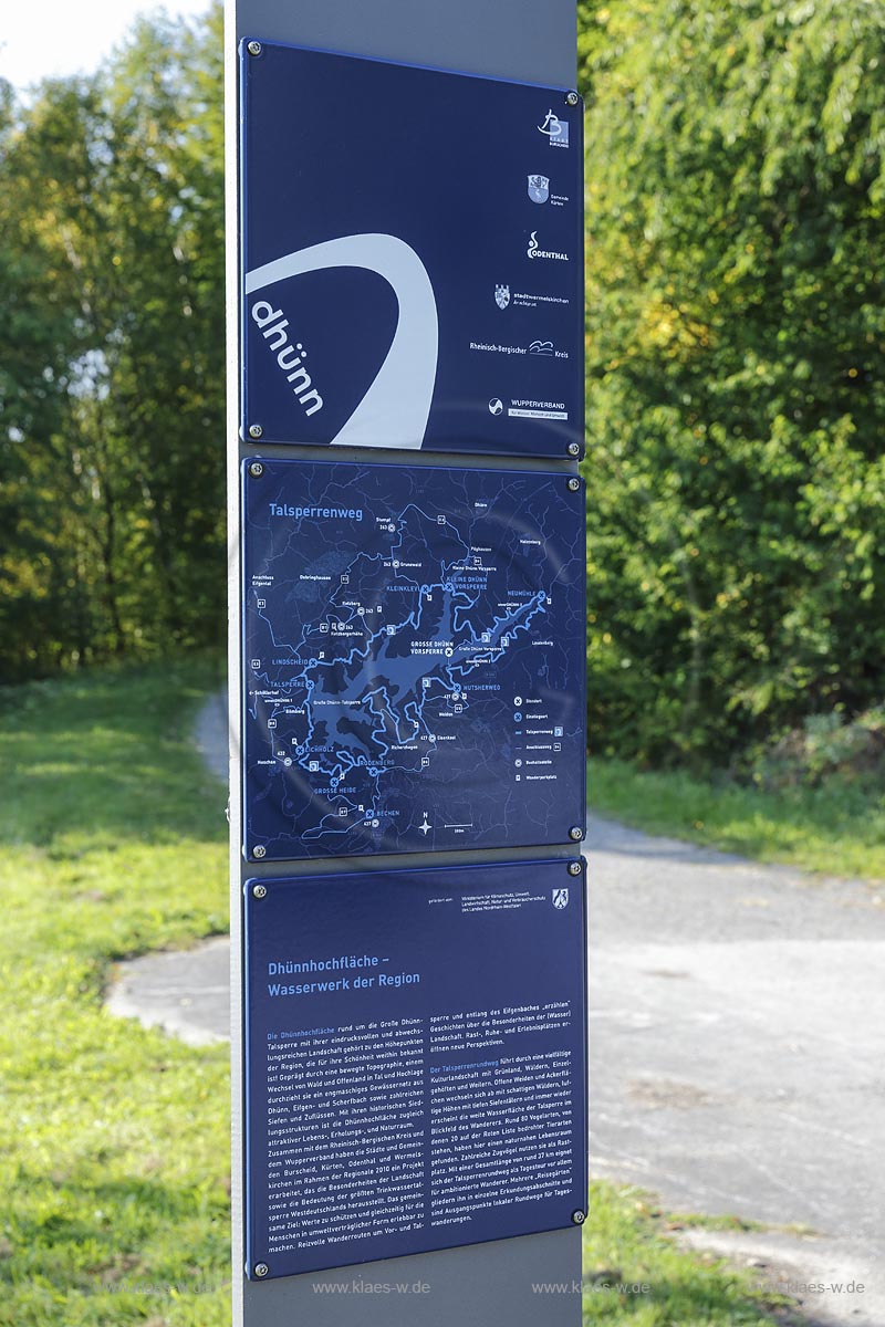 Grosse Dhuenntalsperre, Dhuennhochflaeche, Informationstafeln, Informationsstehlen am neuen Wegenetz rund um die Grosse Dhuenntalsperre; barrage Grosse Dhuenntalsperre, plateau of the Dhuenn, information boards.