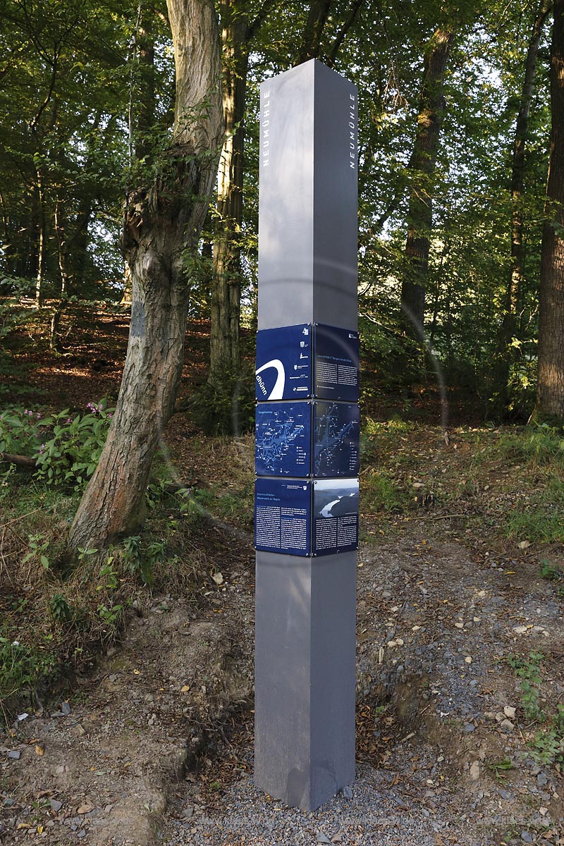 Grosse Dhuenntalsperre, Dhuennhochflaeche, Informationstafeln, Informationsstehlen am neunen Wegenetz rund um die Grosse Dhuenn-Talsperre; barrage Grosse Dhuenn-Talsperre, plateau of the Dhuenn, information boards.