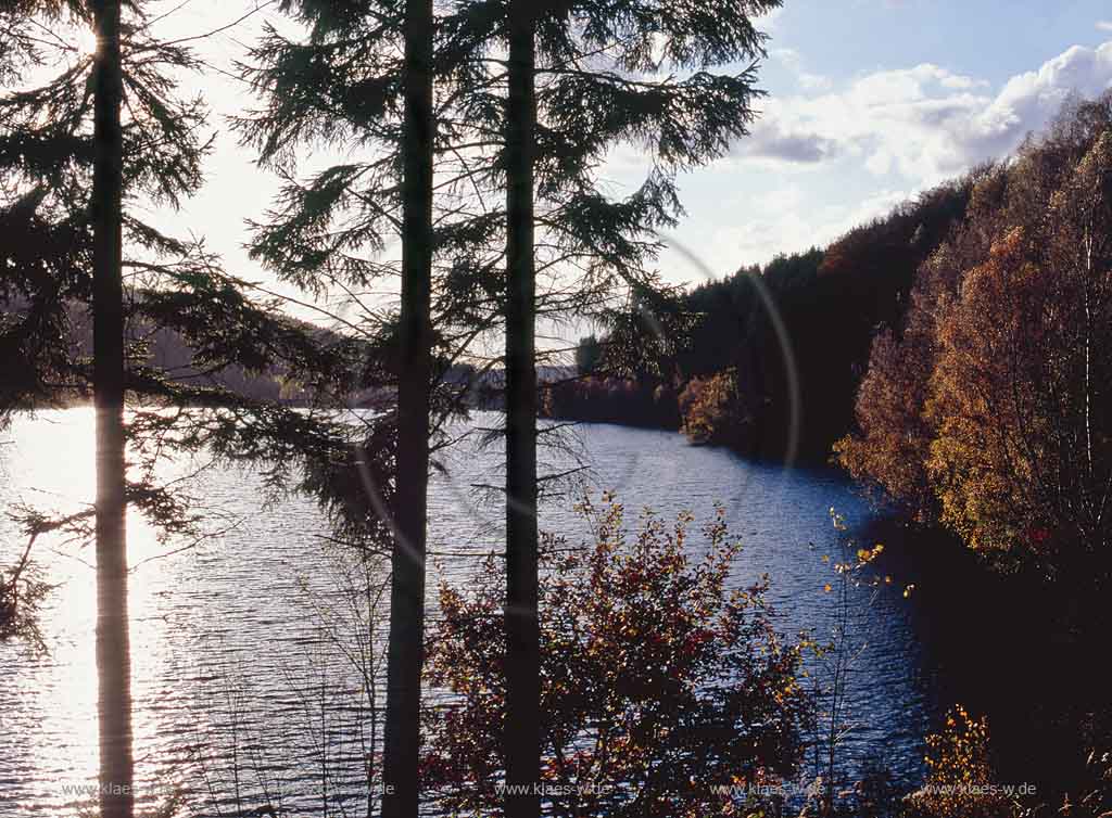 Grosse Dhnntalsperre, Dhuenntalsperre, Dhuenn, Wermelskirchen, Bergisches Land, Rheinisch-Bergischer Kreis, Blick auf Trinkwassertalsperre und Landschaft in Herbststimmung