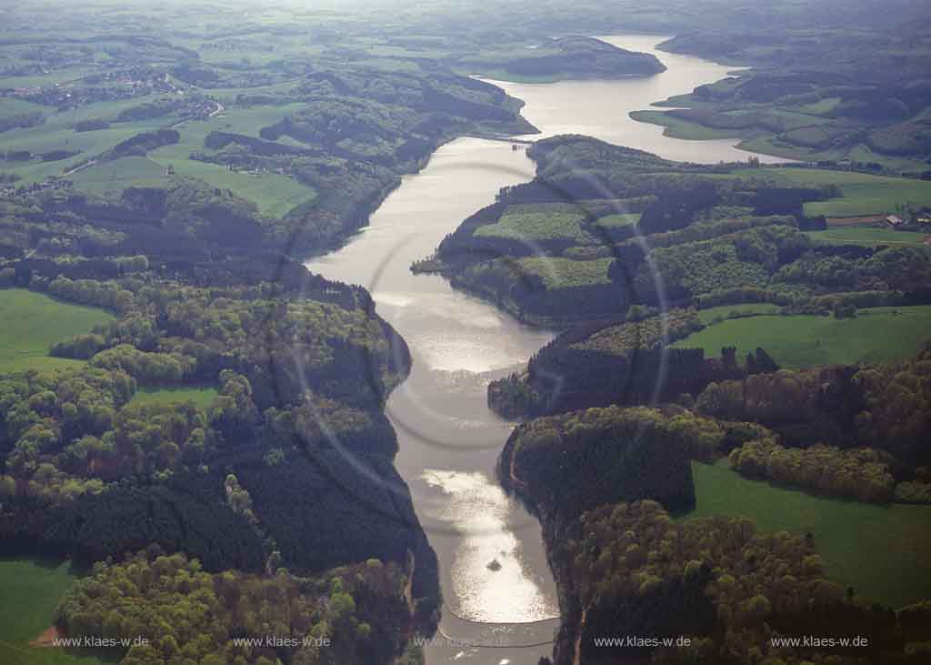 Grosse Dhnntalsperre, Dhuenntalsperre, Dhuenn, Wermelskirchen, Bergisches Land, Rheinisch-Bergischer Kreis, Blick auf Trinkwassertalsperre und Landschaft aus Vogelperspektive, Luftbild 