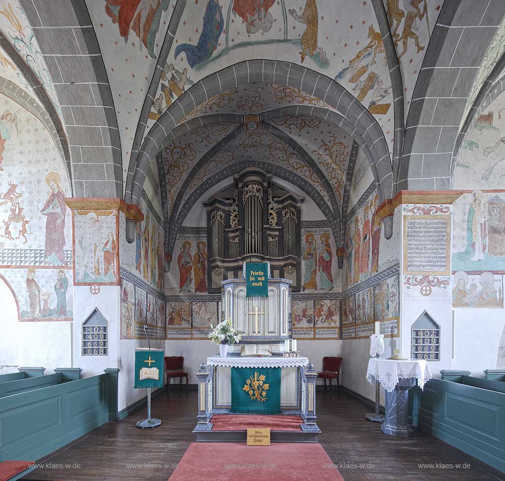 Gummersbach Lieberhausen die bunte Kerk, sptromanische dreischiffige Pfeilerbasilika aus dem 11. jahrhundert, Innenansicht mit Altar und Orgel frontal, Wandmalereien im Chor; Gummersbach Lieberhausen evangelic  late romanic village church with mural paintings