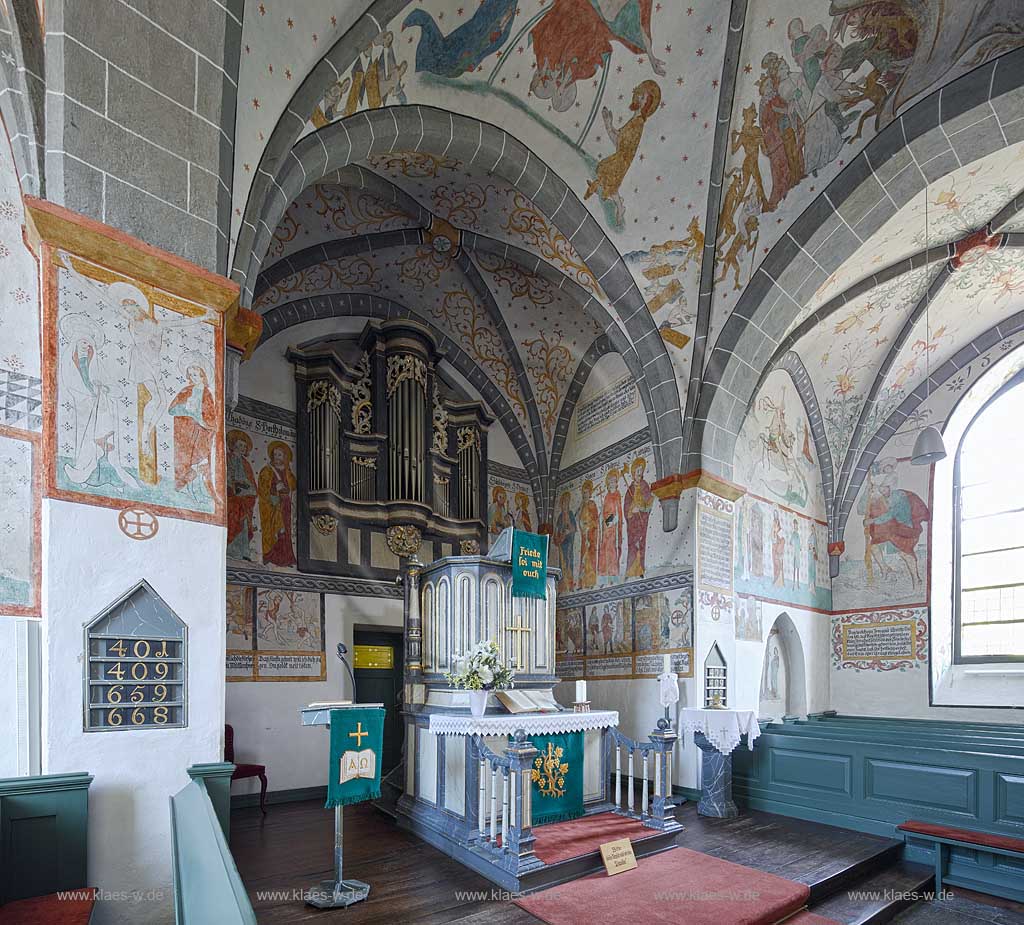 Gummersbach Lieberhausen die bunte Kerk, sptromanische dreischiffige Pfeilerbasilika aus dem 11. Jahrhundert, Innenansicht mit Altar und Orgel seitlich, Wandmalereien im Chor; Gummersbach Lieberhausen evangelic  late romanic village church with mural paintings