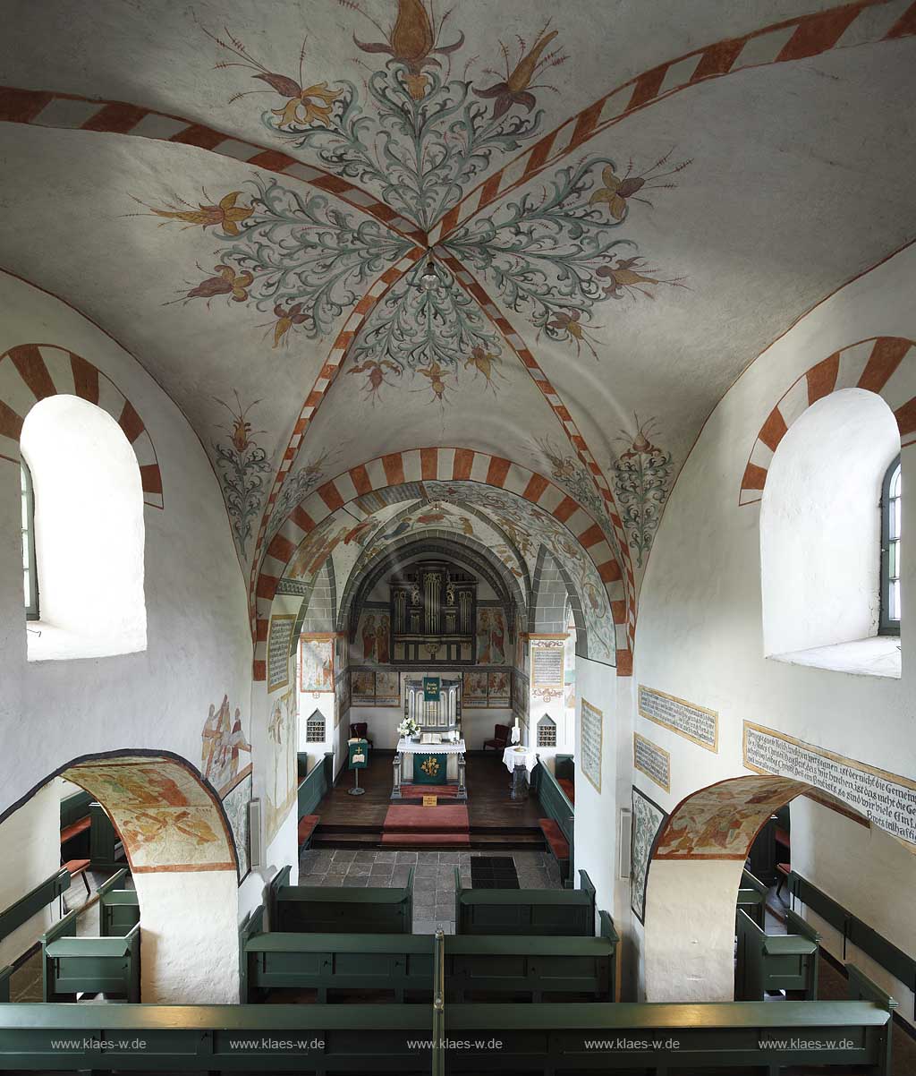 Gummersbach Lieberhausen die bunte Kerk, sptromanische dreischiffige Pfeilerbasilika aus dem 11. Jahrhundert, Innenansicht von der Empore Richtung Altar und Orgel frontal, Wandmalereien und Deckenmalereien; Gummersbach Lieberhausen evangelic village church with mural paintings