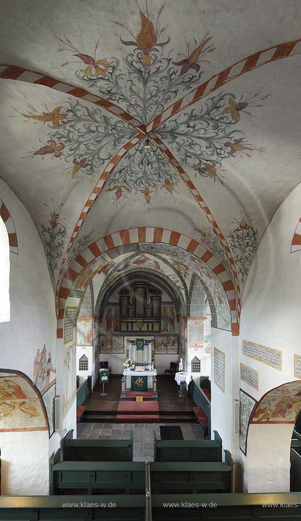 Gummersbach Lieberhausen die bunte Kerk, sptromanische dreischiffige Pfeilerbasilika aus dem 11. jahrhundert, Innenansicht von der Empore Richtung Altar und Orgel frontal, Wandmalereien und Deckenmalereien; Gummersbach Lieberhausen evangelic village church with mural paintings