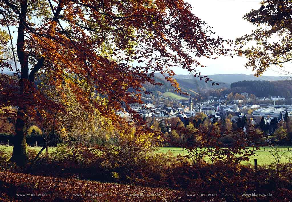 Gummersbach, Oberbergischer Kreis, Bergisches Land, Blick auf Stadt und Landschaft in Herbststimmung