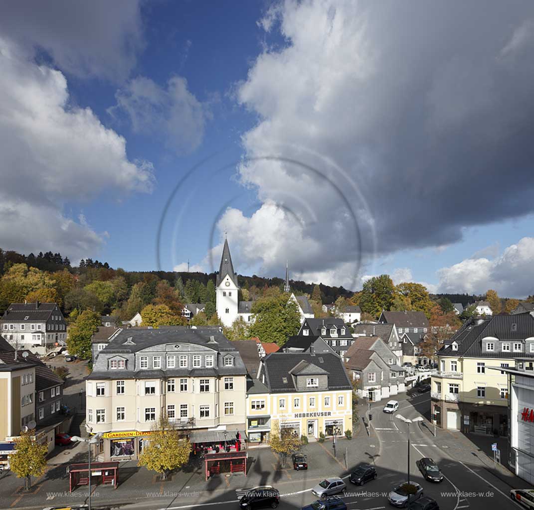 Gummersbach, Blick zum Altstadt mit dem im Volksmund Oberbergischer Dom genannten romanischen Kirche im Herbst mit Wolkenstimmung; Gummersbach view to oldtown with romanic church in autumn with atmospheric clouds 