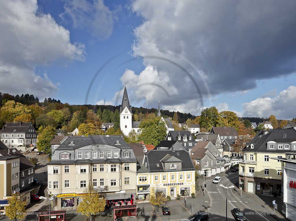 Gummersbach, Blick zum Altstadt mit dem im Volksmund Oberbergischer Dom genannten romanischen Kirche im Herbst mit Wolkenstimmung; Gummersbach view to oldtown with romanic church in autumn with atmospheric clouds 