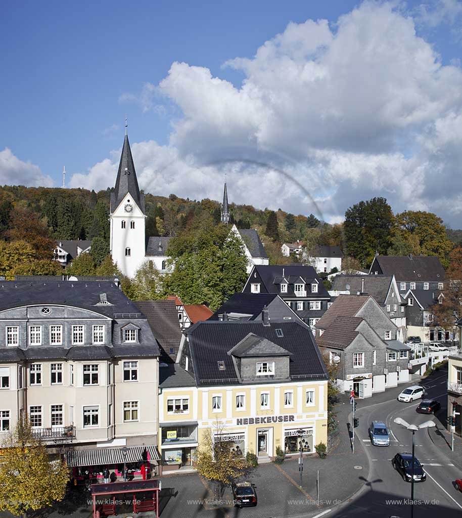 Gummersbach, Blick zum Altstadt mit dem im Volksmund Oberbergischer Dom genannten romanischen Kirche im Herbst mit Wolkenstimmung; Gummersbach view to oldtown with romanic church in autumn with atmospheric clouds 