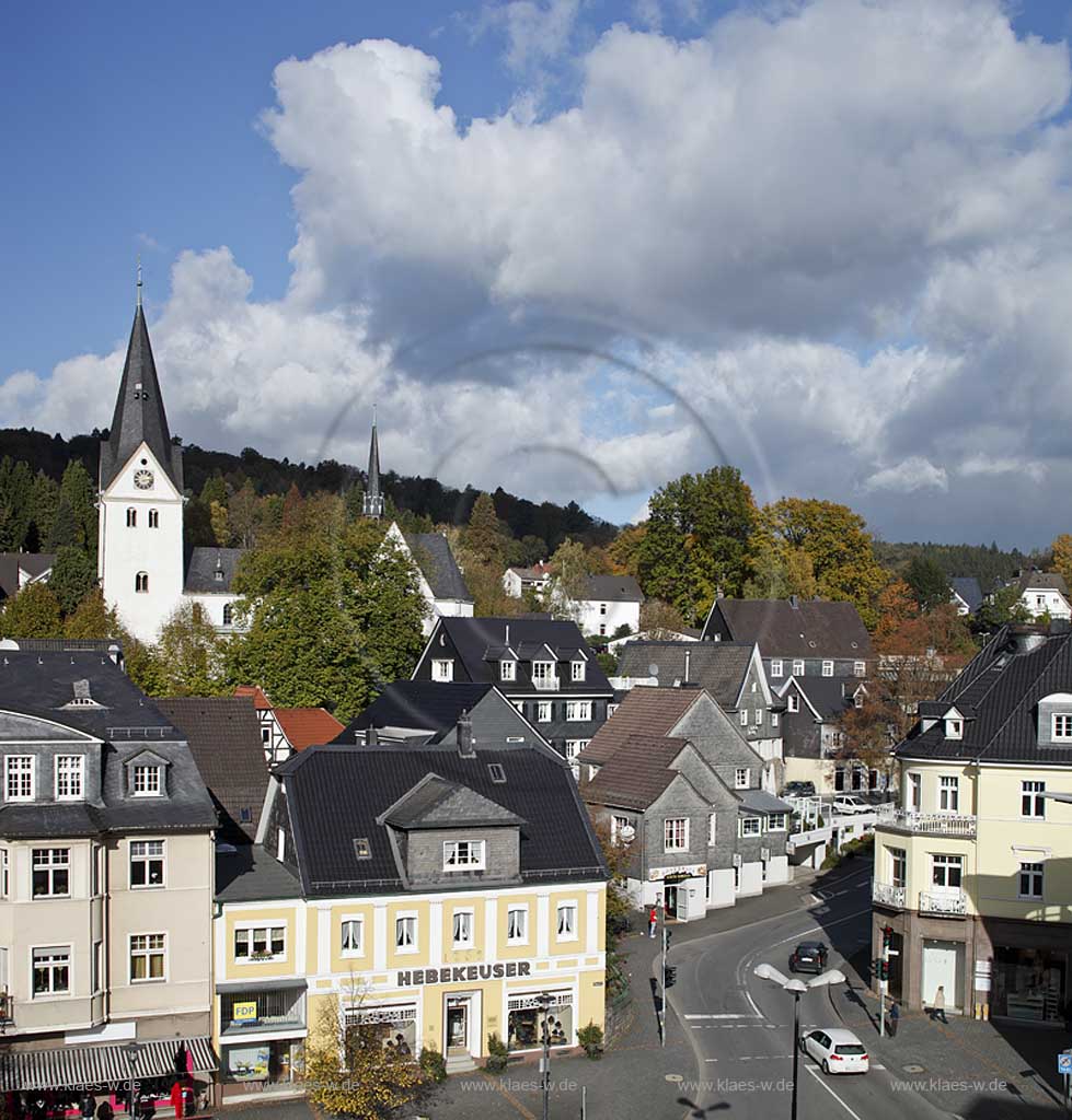 Gummersbach, Blick zum Altstadt mit dem im Volksmund Oberbergischer Dom genannten romanischen Kirche im Herbst mit Wolkenstimmung; Gummersbach view to oldtown with romanic church in autumn with atmospheric clouds 