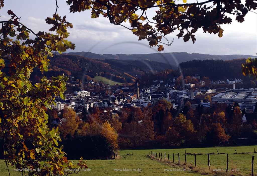 Gummersbach, Oberbergischer Kreis, Bergisches Land, Blick auf Stadt und Landschaft in Herbststimmung