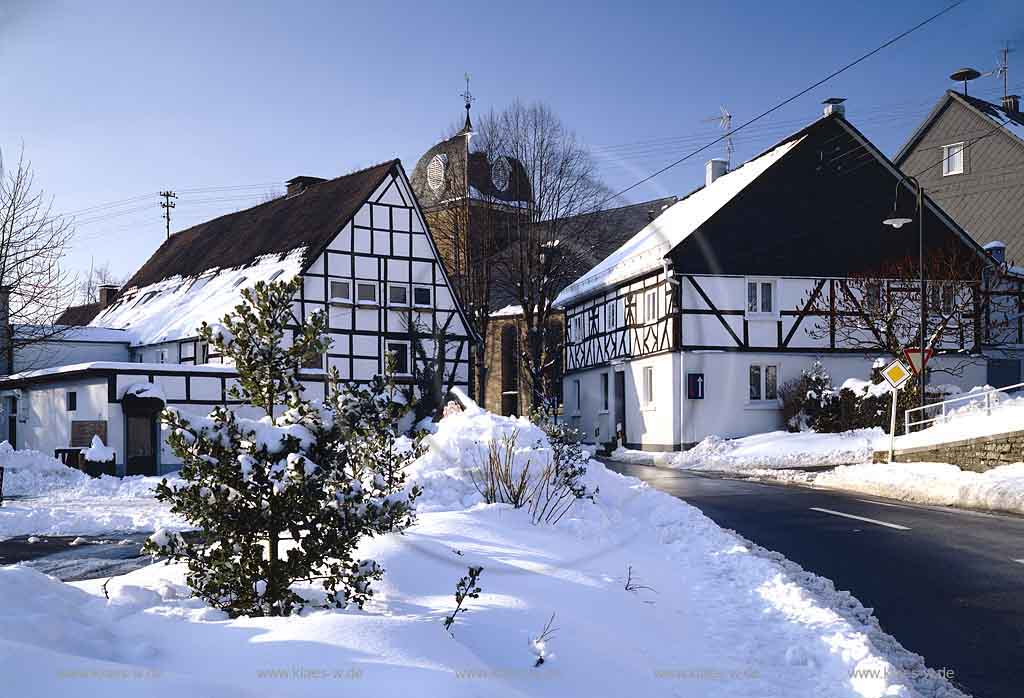 Huelsenbusch, Hlsenbusch, Gummersbach, Oberbergischer Kreis, Bergisches Land, Blick auf Fachwerkhaeuser, Fachwerkhuser, in Winterlandschaft, Schneelandschaft