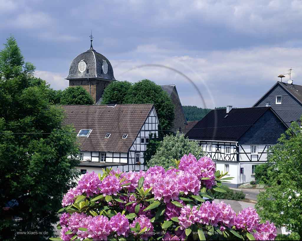 Huelsenbusch, Hlsenbusch, Gummersbach, Oberbergischer Kreis, Bergisches Land, Blick auf Fachwerkhaeuser, Fachwerkhuser und Kirche im Sommer