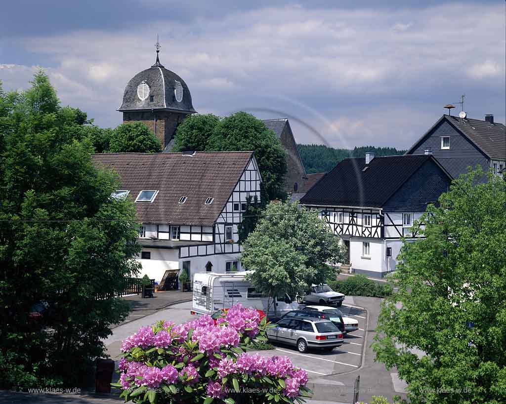 Huelsenbusch, Hlsenbusch, Gummersbach, Oberbergischer Kreis, Bergisches Land, Blick auf Fachwerkhaeuser, Fachwerkhuser und Kirche im Sommer