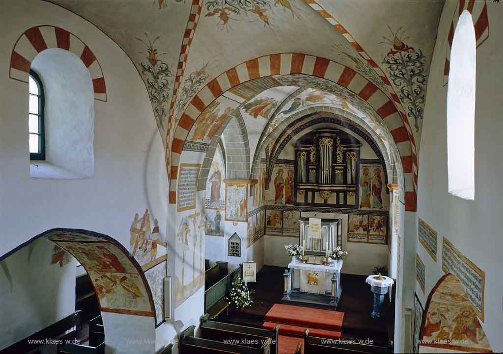 Lieberhausen, Gummersbach, Oberbergischer Kreis, Bergisches Land, Blick in Sptromanische Pfeilerbasilika, Bunte Kerke, Bunte Kirche