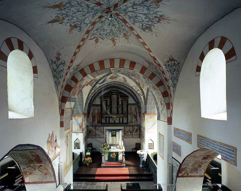 Lieberhausen, Gummersbach, Oberbergischer Kreis, Bergisches Land, Blick in Sptromanische Pfeilerbasilika, Bunte Kerke, Bunte Kirche  