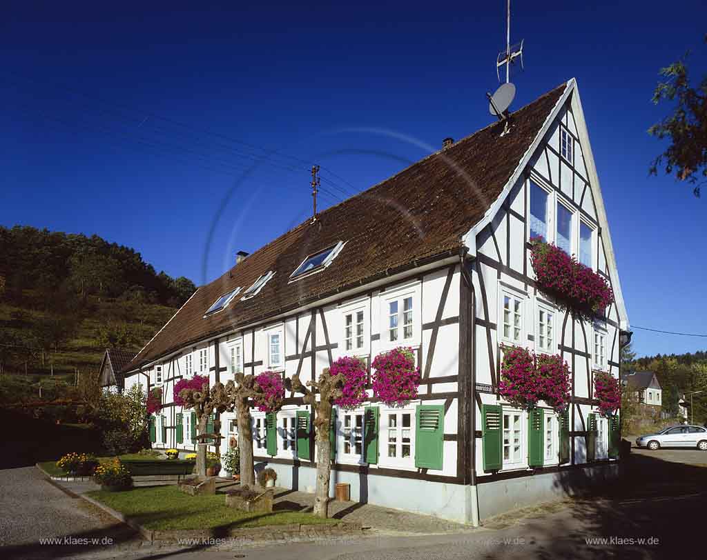 Rospe, Gummersbach, Oberbergischer Kreis, Bergisches Land, Blick auf Fachwerkhaus im Sommer