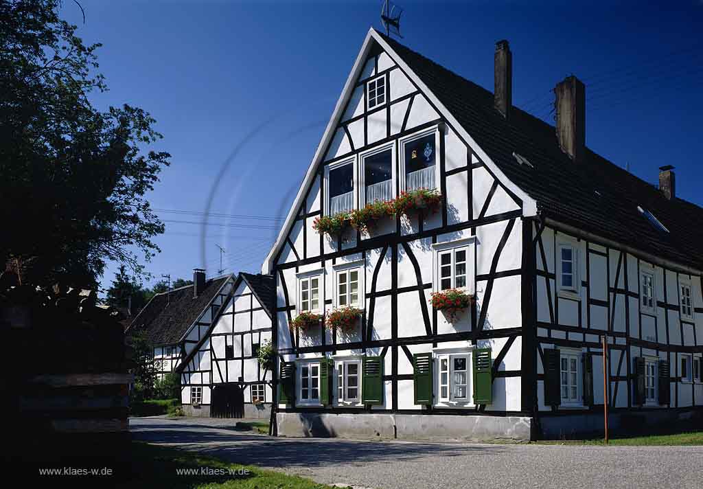 Rospe, Gummersbach, Oberbergischer Kreis, Bergisches Land, Blick auf Fachwerkzeile, Fachwerkhaeuser, Fachwerkhuser im Sommer