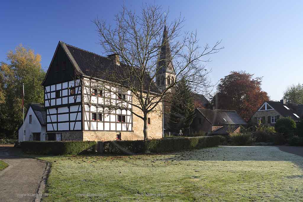 Gruiten, Haan, Kreis Mettmann, Blick auf Haus am Quall und Kath. Pfarrkirche St. Nikolaus