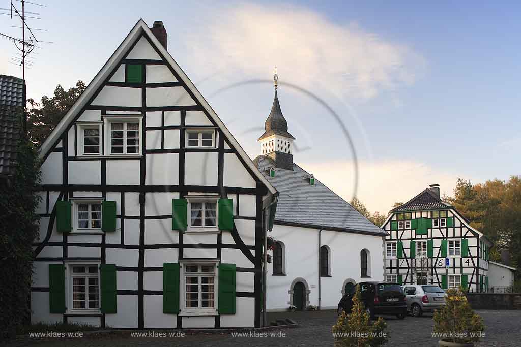 Gruiten, Haan, Kreis Mettmann, Blick auf Predigt, Prediger Haus, Evangelische Kirche und Pfarrhaus