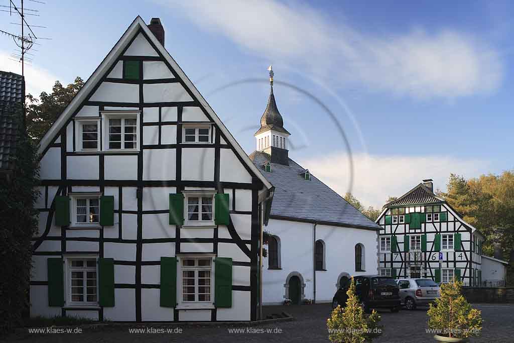 Gruiten, Haan, Kreis Mettmann, Blick auf Predigt, Prediger Haus, Evangelische Kirche und Pfarrhaus