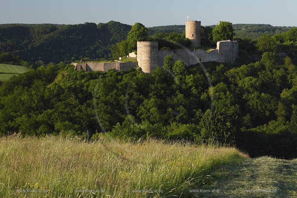 Hennef Stadt Blankenberg, Blick zur Burg waehrend der Abendsonne, View to castle during the setting sun