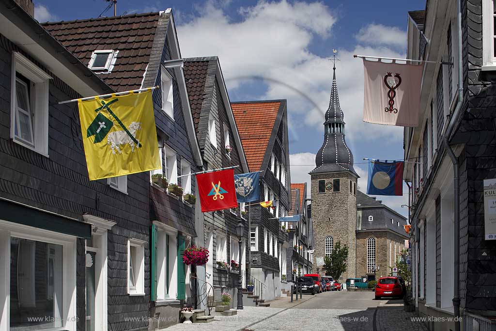 Hueckeswagen, Blick durch Altstadtgasse mit alten Handwerker-Fahnen geschmueckten Haeusern, anlaesslich des Stadtfestes Offene Haeuser in der Marktstrasse in Richtung der Pauluskirche; historic centre with overlooking market street with decorated (flags) houses on to the church