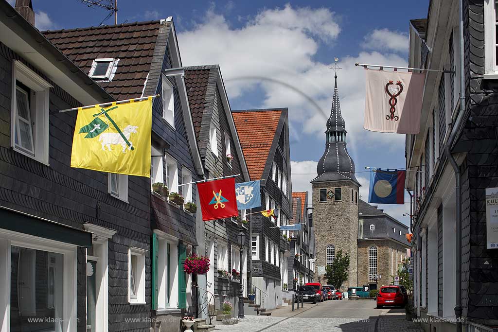 Hueckeswagen, Blick durch Altstadtgasse mit alten Handwerker-Fahnen geschmueckten Haeusern, anlaesslich des Stadtfestes Offene Haeuser in der Marktstrasse in Richtung der Pauluskirche; historic centre with overlooking market street with decorated (flags) houses on to the church