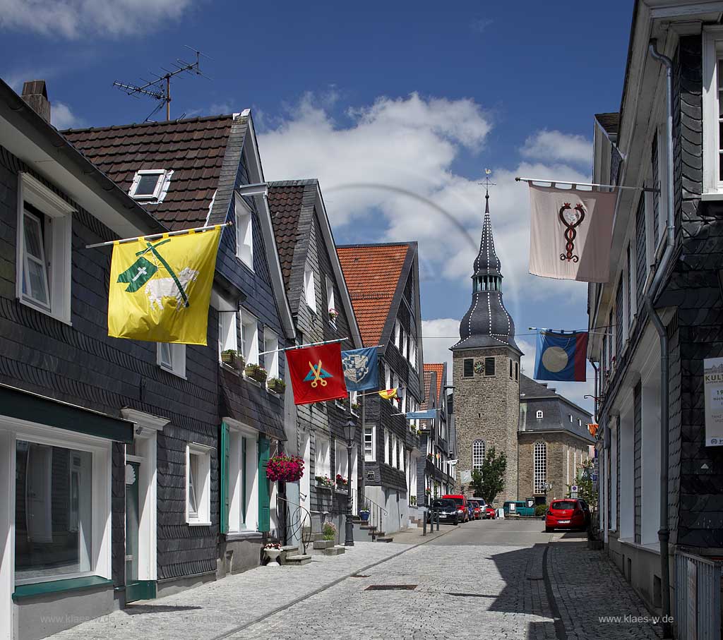 Hueckeswagen, Blick durch Altstadtgasse mit alten Handwerker-Fahnen geschmueckten Haeusern, anlaesslich des Stadtfestes Offene Haeuser in der Marktstrasse in Richtung der Pauluskirche; historic centre with overlooking market street with decorated (flags) houses on to the church