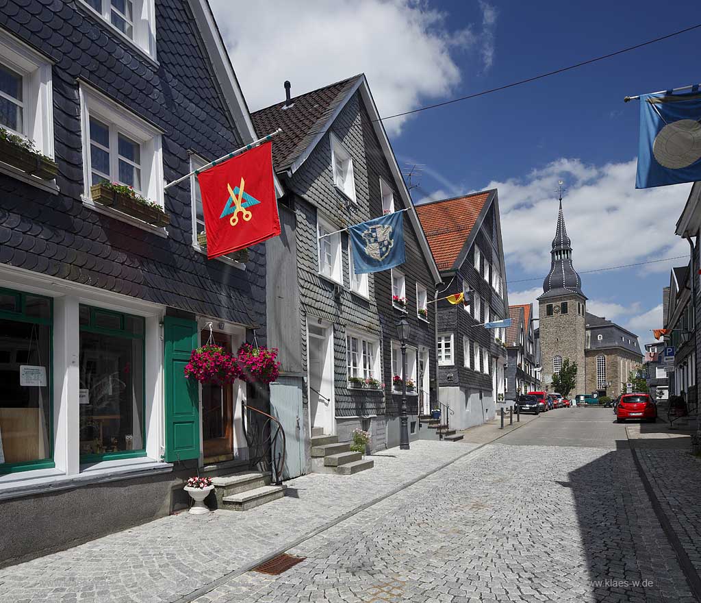 Hueckeswagen, Blick durch Altstadtgasse mit alten Handwerker-Fahnen geschmueckten Haeusern, anlaesslich des Stadtfestes Offene Haeuser in der Marktstrasse in Richtung der Pauluskirche; historic centre with overlooking market street with decorated (flags) houses on to the church