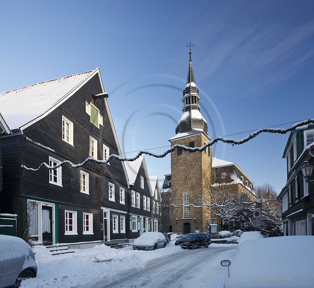 Hueckeswagen Blick von der Marktstrasse mit bergischen Schieferhaeusern zur Pauluskirche mit Zwiebelturm zur Weihnachtszeit; view to Paulus Church in old town or Hueckeswagen at Chrismas time