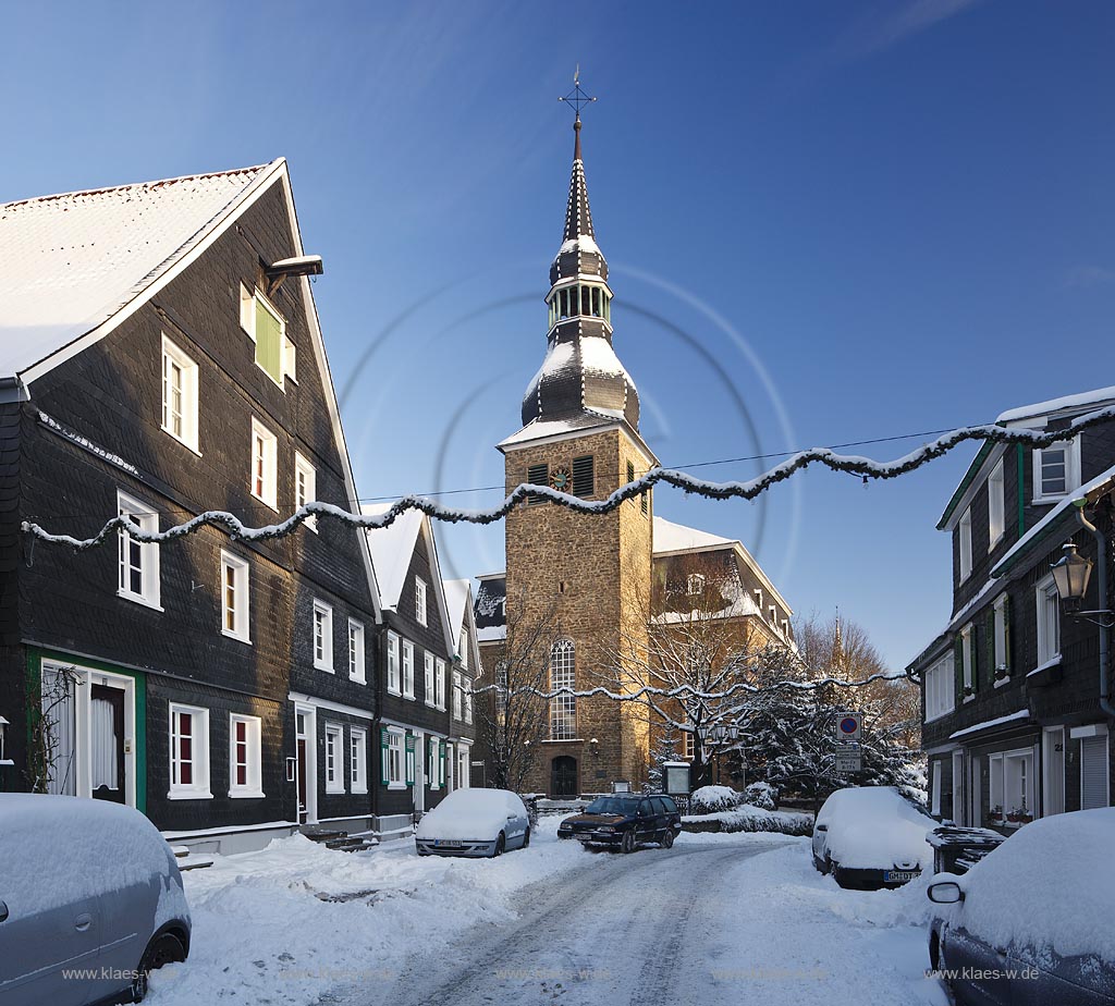 Hueckeswagen Blick von der Marktstrasse mit bergischen Schieferhaeusern zur Pauluskirche mit Zwiebelturm zur Weihnachtszeit; view to Paulus Church in old town or Hueckeswagen at Chrismas time