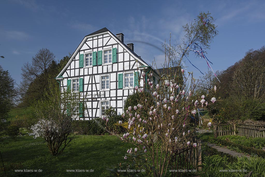 Hueckeswagen Duerhagen, klassizistisches Fachwerkhaus  mit Zwerchgiebel am  Historischen Rundweg Station 12: Das Fabrikantenhaus des Tuchfabrikanten Lausberg wurde 1830 in Kraewinklerbruecke errichtet und auf Grund des Ansatuas der Wupper-Talsperre abgetragen und im Original 1990 in Duerhagen wieder errichtet; Hueckeswagen Duerhagen, view to a classicist styled frame house.