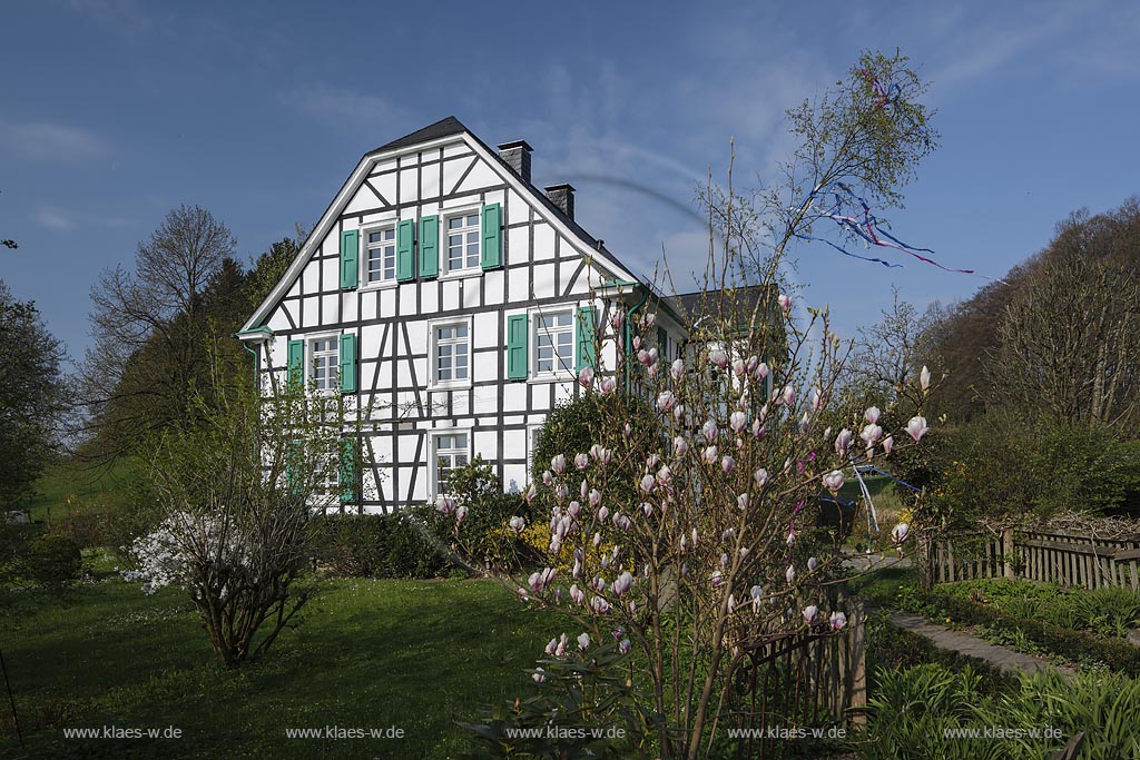 Hueckeswagen Duerhagen, klassizistisches Fachwerkhaus  mit Zwerchgiebel am  Historischen Rundweg Station 12: Das Fabrikantenhaus des Tuchfabrikanten Lausberg wurde 1830 in Kraewinklerbruecke errichtet und auf Grund des Ansatuas der Wupper-Talsperre abgetragen und im Original 1990 in Duerhagen wieder errichtet; Hueckeswagen Duerhagen, view to a classicist styled frame house.