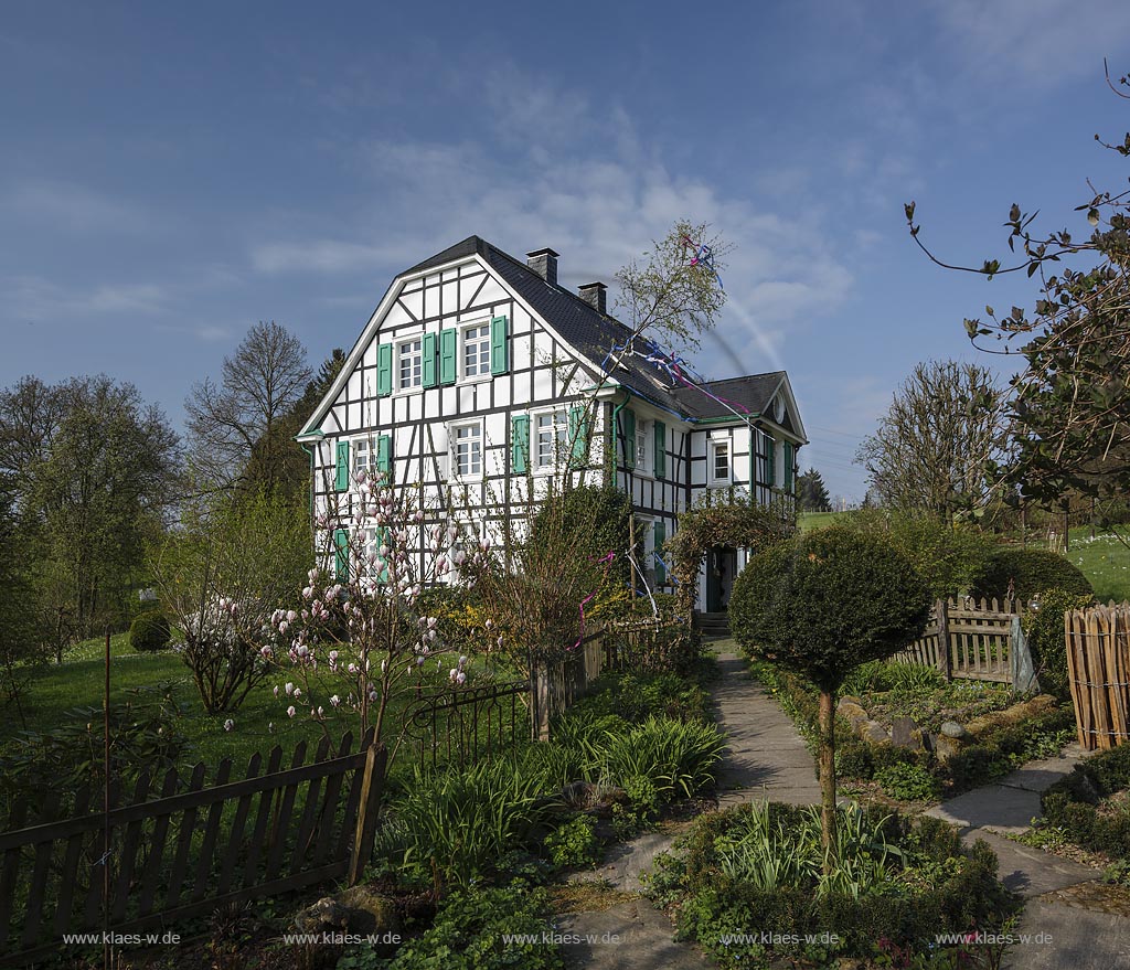 Hueckeswagen Duerhagen, klassizistisches Fachwerkhaus  mit Zwerchgiebel am  Historischen Rundweg Station 12: Das Fabrikantenhaus des Tuchfabrikanten Lausberg wurde 1830 in Kraewinklerbruecke errichtet und auf Grund des Ansatuas der Wupper-Talsperre abgetragen und im Original 1990 in Duerhagen wieder errichtet; Hueckeswagen Duerhagen, view to a classicist styled frame house.