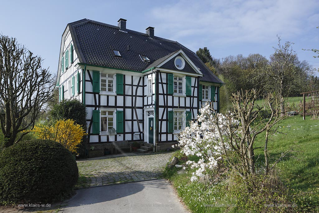 Hueckeswagen Duerhagen, klassizistisches Fachwerkhaus  mit Zwerchgiebel am  Historischen Rundweg Station 12: Das Fabrikantenhaus des Tuchfabrikanten Lausberg wurde 1830 in Kraewinklerbruecke errichtet und auf Grund des Ansatuas der Wupper-Talsperre abgetragen und im Original 1990 in Duerhagen wieder errichtet; Hueckeswagen Duerhagen, view to a classicist styled frame house.