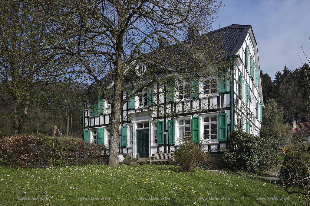 Hueckeswagen Duerhagen, klassizistisches Fachwerkhaus  mit Zwerchgiebel am  Historischen Rundweg Station 12: Das Fabrikantenhaus des Tuchfabrikanten Lausberg wurde 1830 in Kraewinklerbruecke errichtet und auf Grund des Ansatuas der Wupper-Talsperre abgetragen und im Original 1990 in Duerhagen wieder errichtet; Hueckeswagen Duerhagen, view to a classicist styled frame house.