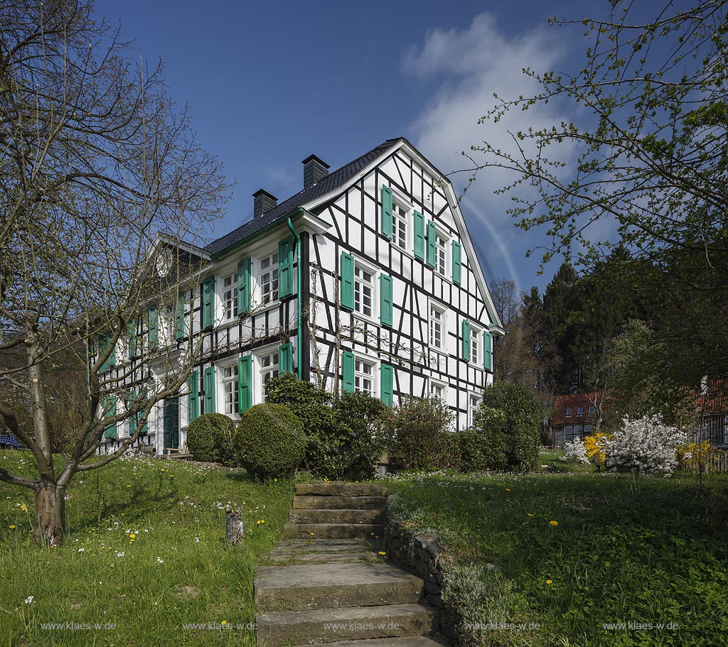 Hueckeswagen Duerhagen, klassizistisches Fachwerkhaus  mit Zwerchgiebel am  Historischen Rundweg Station 12: Das Fabrikantenhaus des Tuchfabrikanten Lausberg wurde 1830 in Kraewinklerbruecke errichtet und auf Grund des Ansatuas der Wupper-Talsperre abgetragen und im Original 1990 in Duerhagen wieder errichtet; Hueckeswagen Duerhagen, view to a classicist styled frame house.