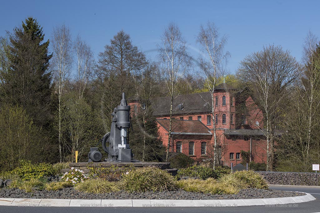 Hueckeswagen, Bch-Lufthammer Typ LF 4 am Etapeler Platz, dahinter Fuhr 12, ehemalige Fabrik Hueck, heute Mueller Foerdertechnik. Baudenkmal der Stadt Hueckeswagen. Erbaut Mitte des 19. Jahrhunderts (vermutlich 1845) mit Erweiterungen 1889 bis 1895, dreigeschossige Fabrikanlage in Backsteinbauweise mit neun zu drei Achsen. Satteldach; Hueckeswagen, Bch-Lufthammer Typ LF 4 with historical factory buliding of late firm Hueck company.