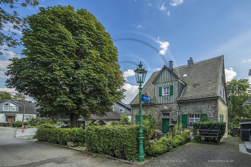 Hueckeswagen,-Hartkopsbever, Jung-Stilling-Haus. Johann Engelbert Hartkop erbaute 1758 das heute so genannten Jung-Stilling-Haus. In dem Wohnhaus der Familie Hartkop arbeitete der Augenarzt und Schriftsteller Jung-Stilling von 1762 bis 1763 als Hauslehrer.