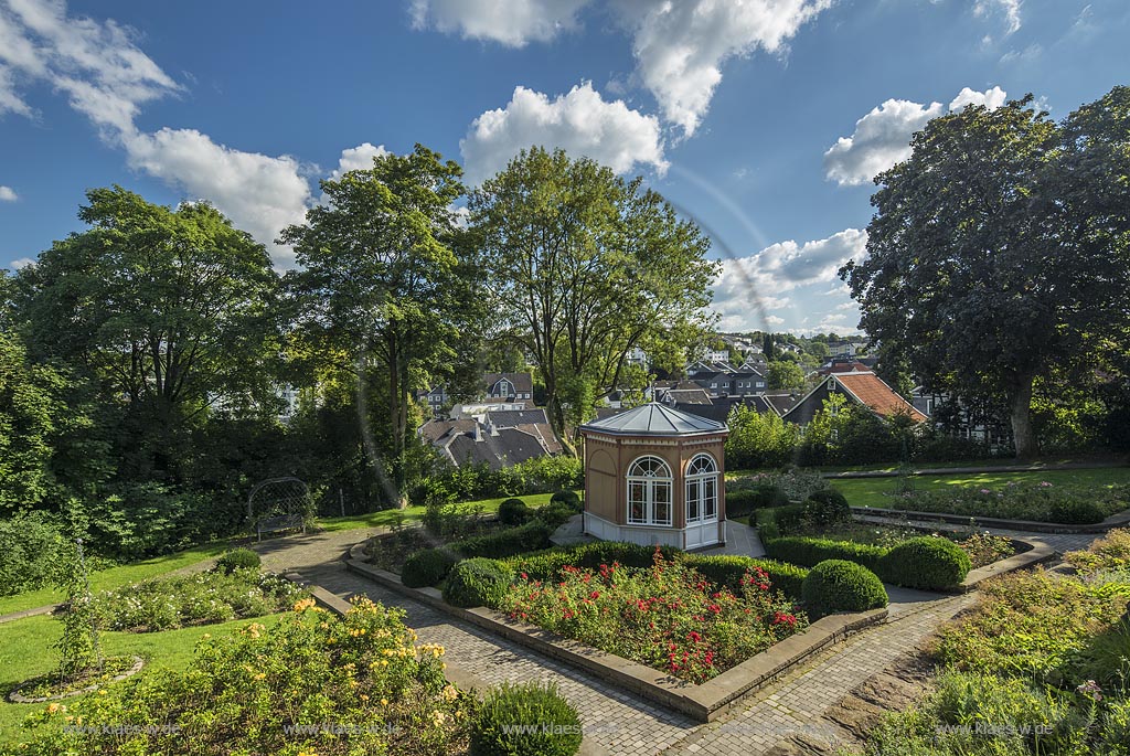 Hueckeswagen, Rosengarten mit Gartenpavillon am Schloss.