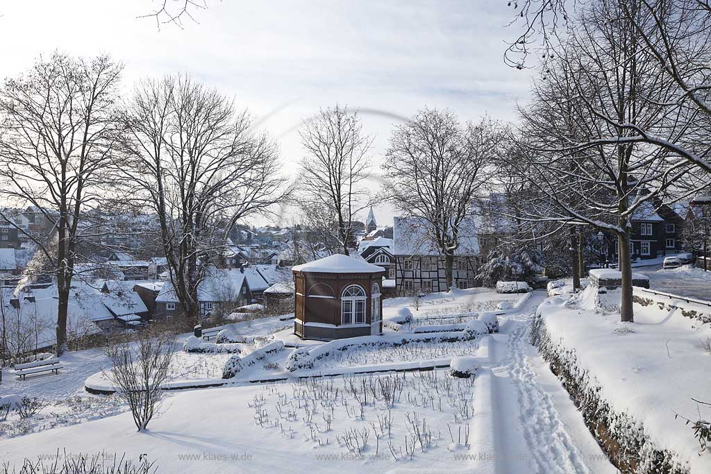 Hueckeswagen Schlosspark mit Gartenhaeuschen im Winter, verschneit; Castle park with detached house in winter 