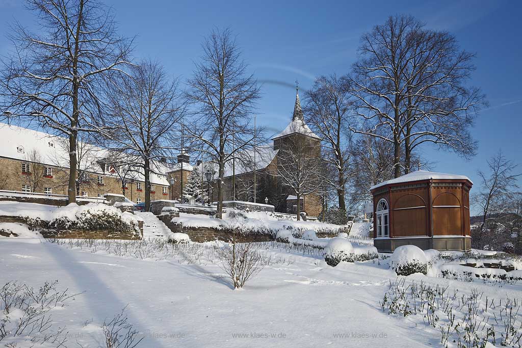 Hueckeswagen Blick vom Schlossparkk zum Schloss mit Schlosskirche und Gartenhuschen im Winter, verschneit; View fromk castle park to the castel with castle church and  detached house in winter