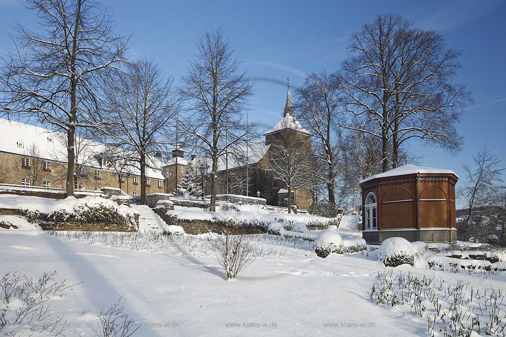 Hueckeswagen Blick vom Schlossparkk zum Schloss mit Schlosskirche und Gartenhuschen im Winter, verschneit; View fromk castle park to the castel with castle church and  detached house in winter