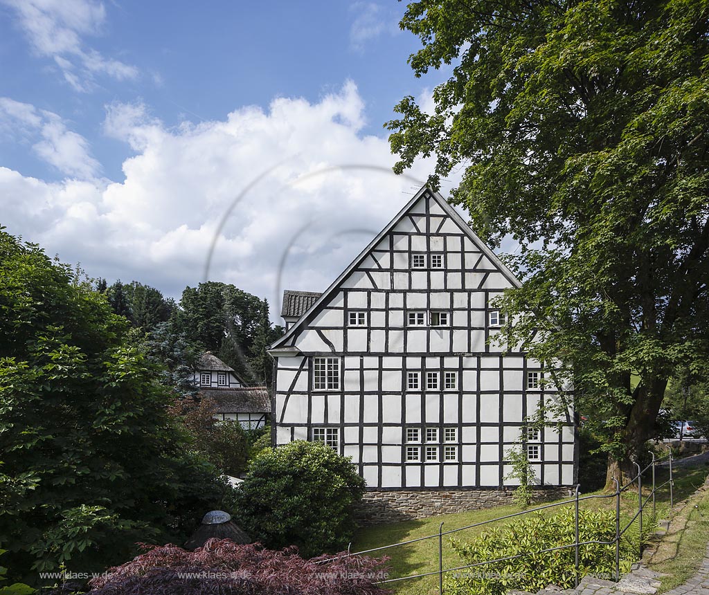 Kuerten, Hungenbach, Gut Hungenbach, Blick auf die Fachwerk Fassade des Gut Hungenbach im Sommer mit blauem Himmel und Wolken. Kuerten, Hungenbach, Gut Hungenbach, with a view to the timber-framed Front to the house Gut Hungenbach with blue Sky and Clouds in the Summer.