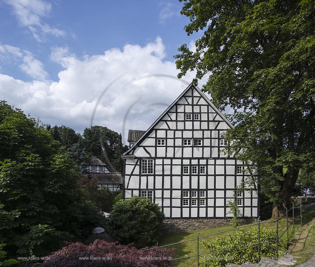 Kuerten, Hungenbach, Gut Hungenbach, Blick auf die Fachwerk Fassade des Gut Hungenbach im Sommer mit blauem Himmel und Wolken. Kuerten, Hungenbach, Gut Hungenbach, with a view to the timber-framed Front to the house Gut Hungenbach with blue Sky and Clouds in the Summer.