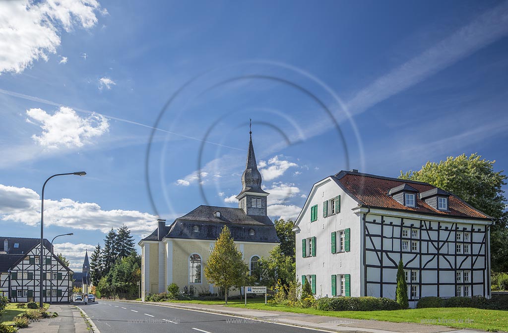 Langenfeld-Reusrath, Martin-Luther-Kirche anno 1672, evangelische Pfarrkirche und Mutterkirche zahlreicher Gemeinden in Langenfeld [, Leverkusen und Monheim], rechts daneben das 1683 errichtete ehemalige Pfarr- und Kirchenhaus, heute befinden sich darin die Diakoniestation und Kuesterwohnung.