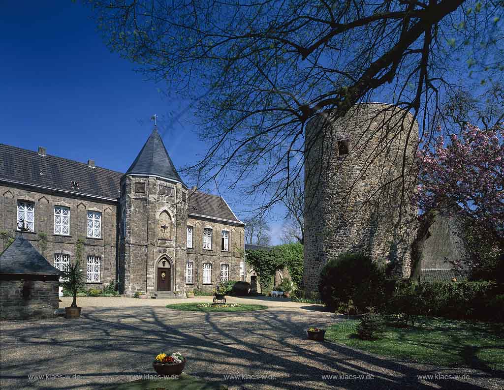 Leichlingen, Rheinisch-Bergischer Kreis, Blick auf Haus Forst im Fruehling, Frhling mit Turm