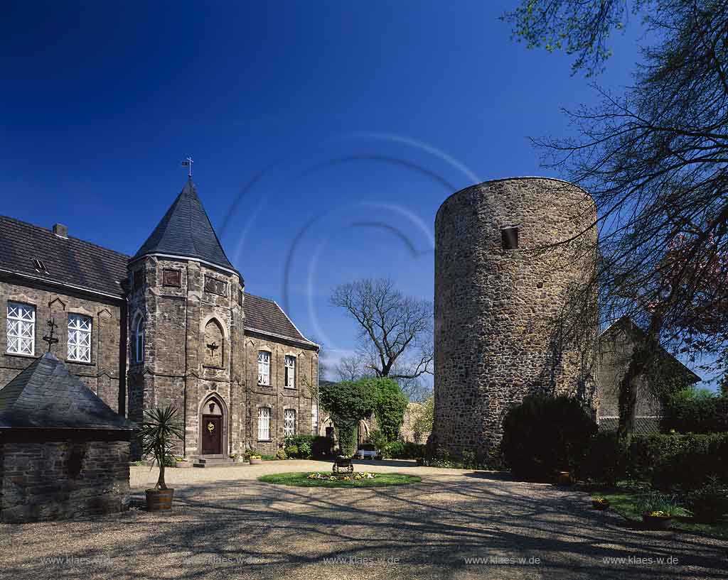 Leichlingen, Rheinisch-Bergischer Kreis, Regierungsbezirk Kln,  Blick auf Haus Forst im Fruehling, Frhling mit Turm